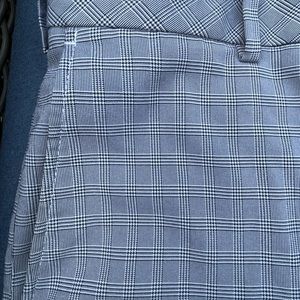 Mens Walter Hagen golf shorts size 38, gray plaid pattern.  Comfort waistband.